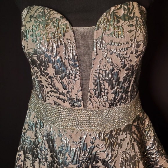 Ellie Wilde Formal Gown - Picture 3 of 11